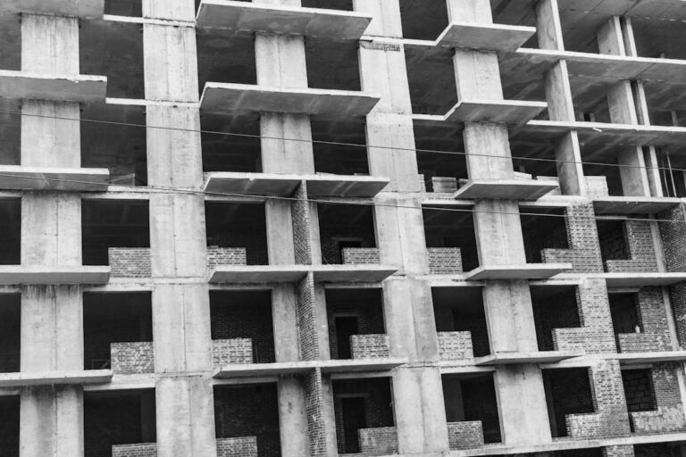 Foto Em Tons De Cinza Do Edificio De Varios Andares xzaUuIFqdaA