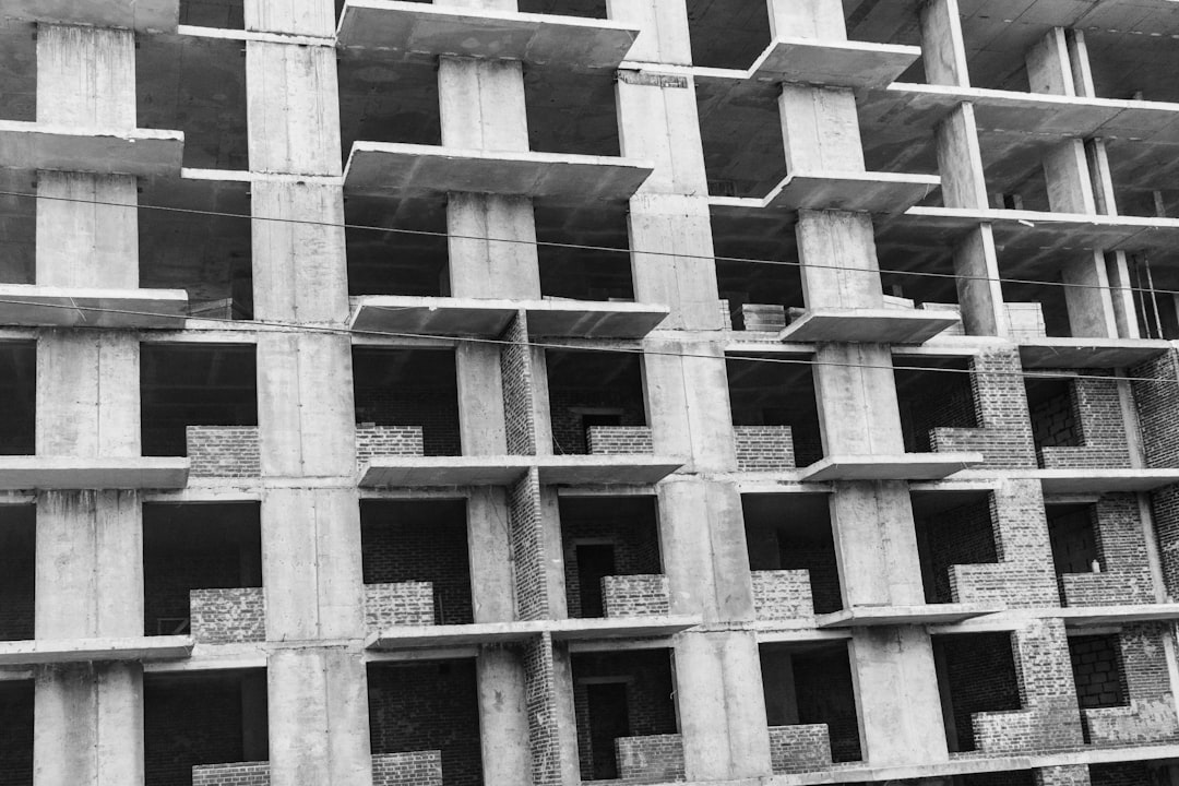 Foto Em Tons De Cinza Do Edificio De Varios Andares xzaUuIFqdaA
