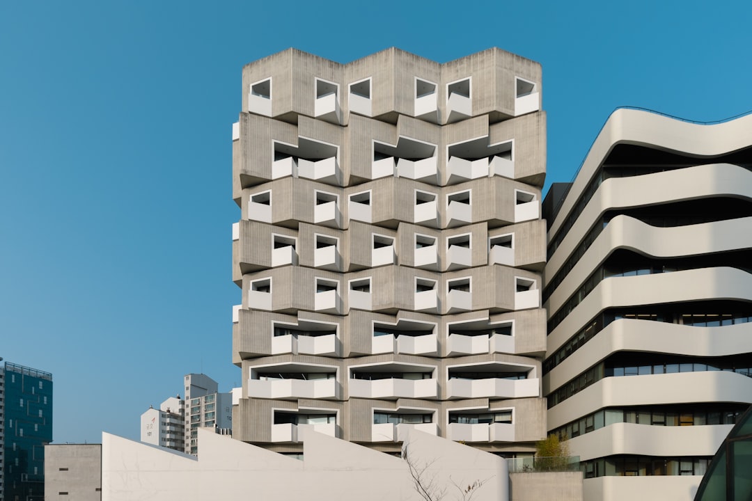 Edificio Moderno De Concreto Com Design Unico De Varanda DxrBWkD1K2k