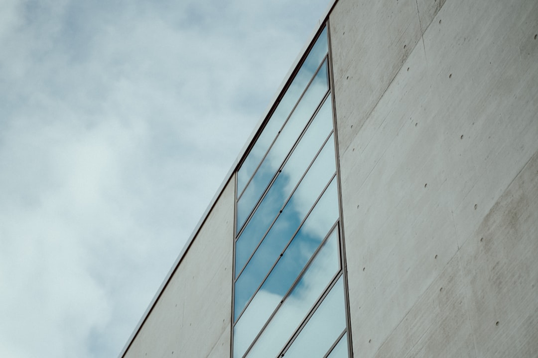 Um Edificio Alto Com Um Reflexo Do Ceu Nele K_NPXG4S00o