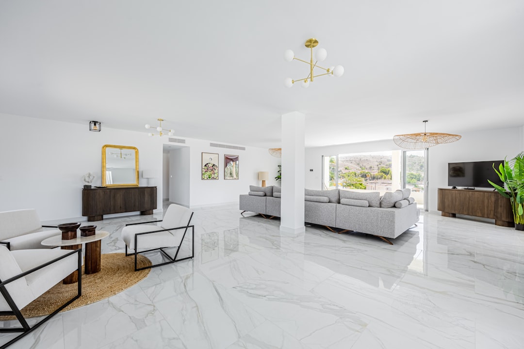 Sala De Estar Espacosa E Moderna Com Moveis Minimalistas E Piso De Marmore 6vnxsWNZti0