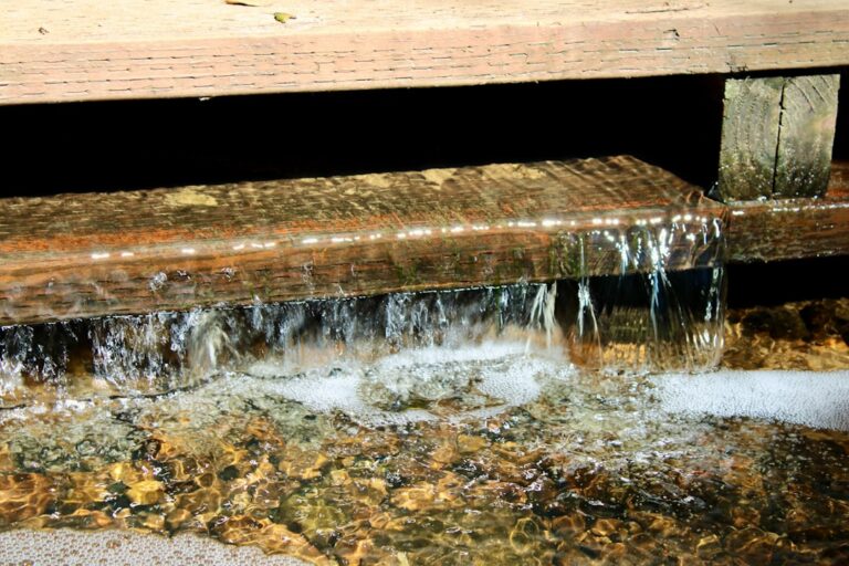 Agua Fluindo Sobre Tabuas De Madeira Ate Um Riacho F U4q7qblXA