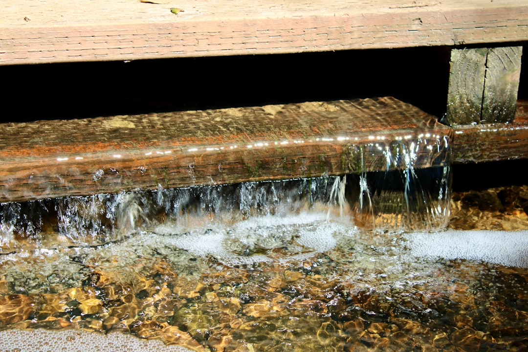 Agua Fluindo Sobre Tabuas De Madeira Ate Um Riacho F U4q7qblXA