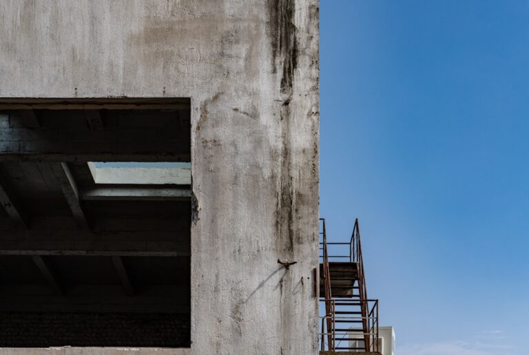 Fachada De Concreto Do Predio Com Escadas De Metal Contra Ceu Azul 6ITMjsXd Do