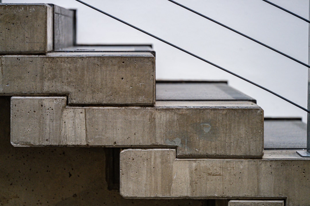 Escadas Modernas De Concreto Com Corrimao De Metal rIiG9Ry8KzA