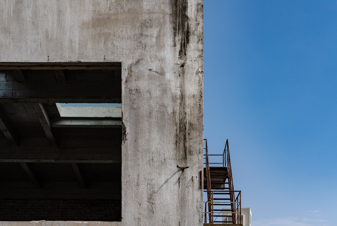 Fachada De Concreto Do Predio Com Escadas De Metal Contra Ceu Azul 6ITMjsXd Do