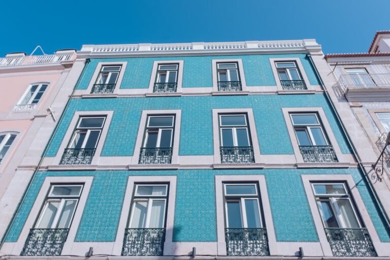 Um Edificio Azul Com Muitas Janelas E Varandas 9g4uZZrMjkU