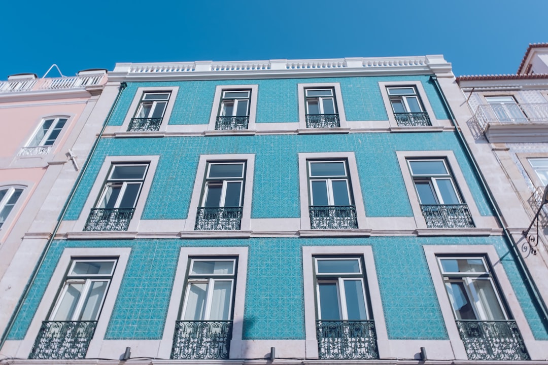 Um Edificio Azul Com Muitas Janelas E Varandas 9g4uZZrMjkU