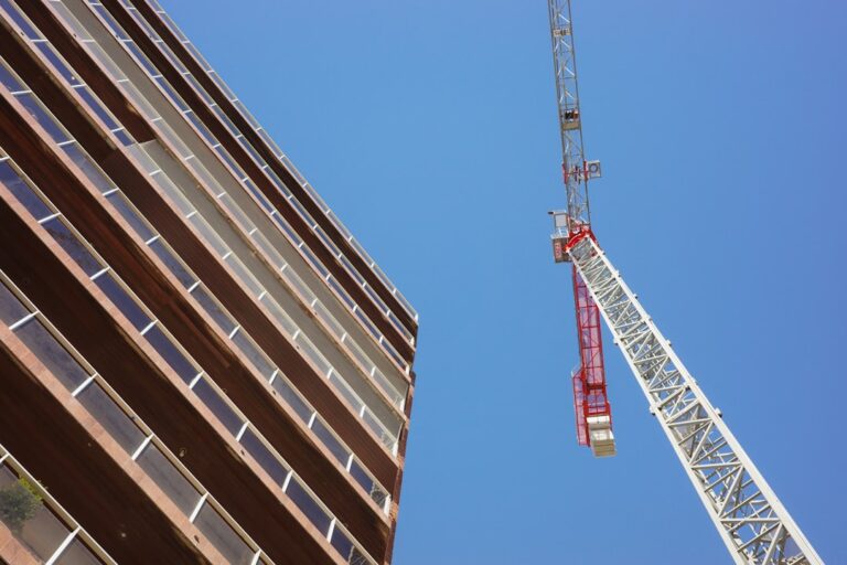 Guindaste De Construcao Ao Lado De Um Predio Alto DQFFv_sazw0