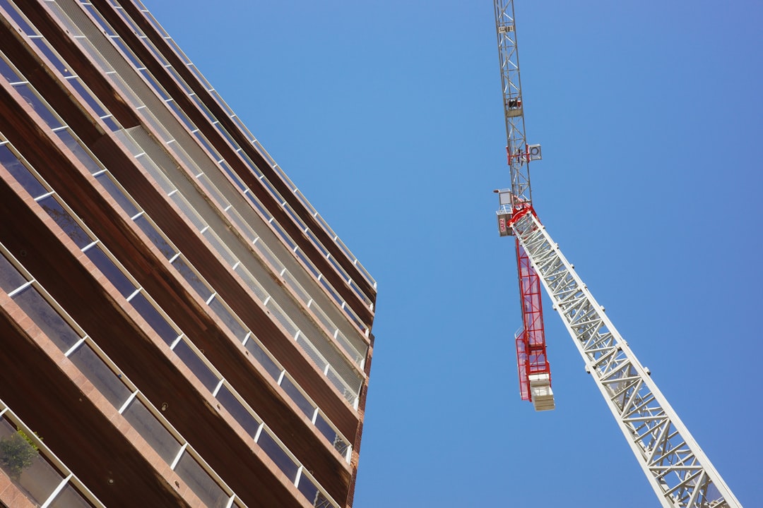 Guindaste De Construcao Ao Lado De Um Predio Alto DQFFv_sazw0