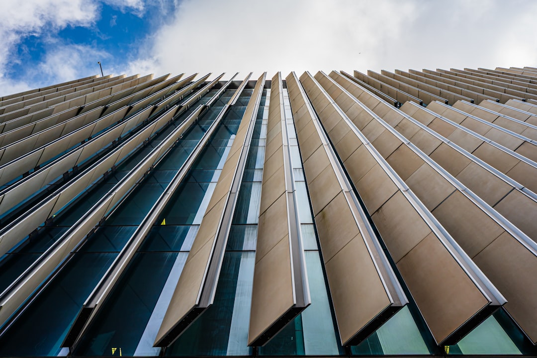 Fachada Moderna Do Edificio Com Paineis Angulares E Ceu k7KdeAXq6Ek