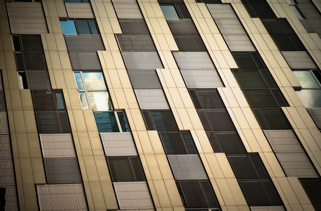 Fachada Moderna De Edificio Com Padroes Geometricos De Janelas CB9aSKyGQS4