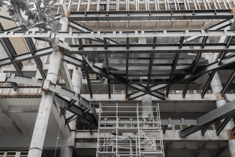 Uma Estrutura Metalica Com Andaimes Na Lateral iPMUXsSjrmE