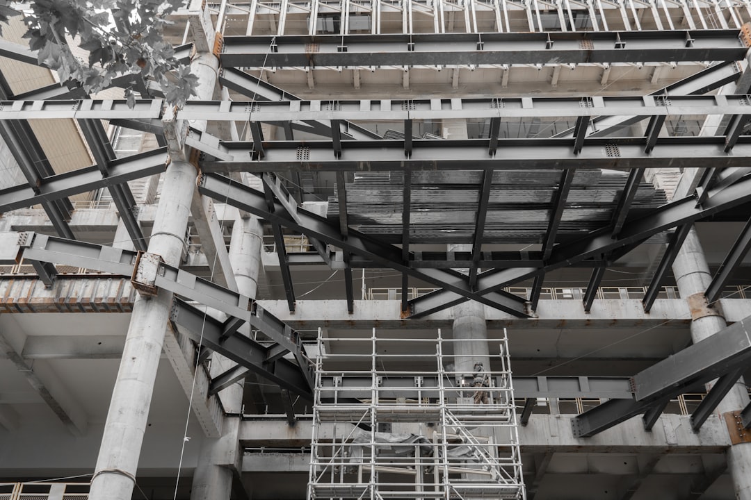 Uma Estrutura Metalica Com Andaimes Na Lateral iPMUXsSjrmE