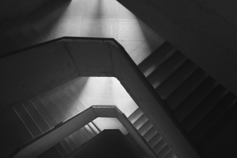 Padrao Geometrico Abstrato De Escadas De Concreto E Luz f134LQxxYjY