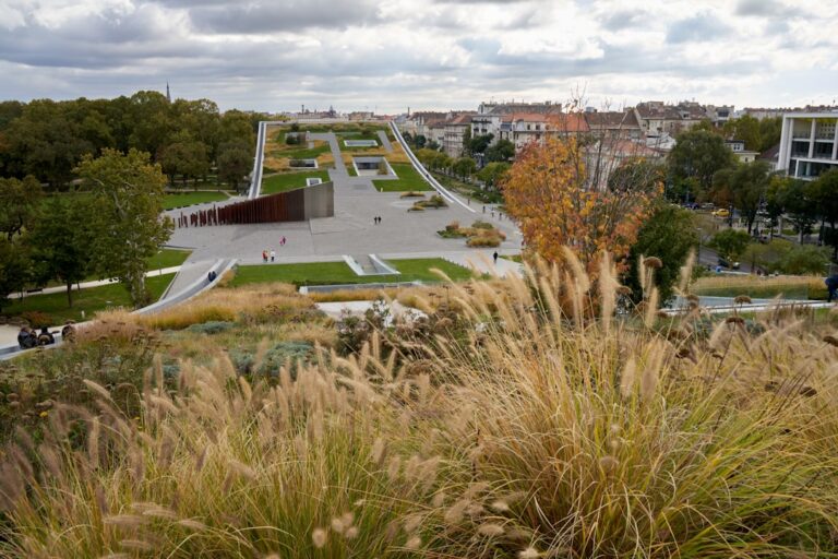 Parque Moderno Com Colinas Gramadas E Edificios Urbanos IydSqntZQ5A