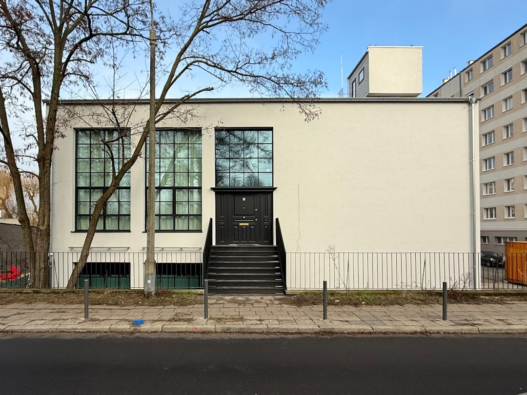 Predio Moderno Branco Com Grandes Janelas E Escadas VxPzJf4nNxw
