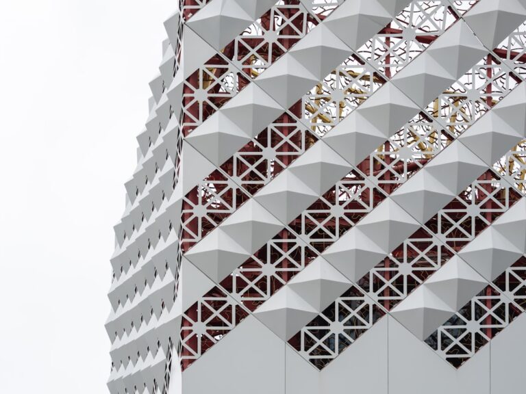 Fachada Moderna De Edificio Com Padroes Geometricos pXyMwjfW 8M