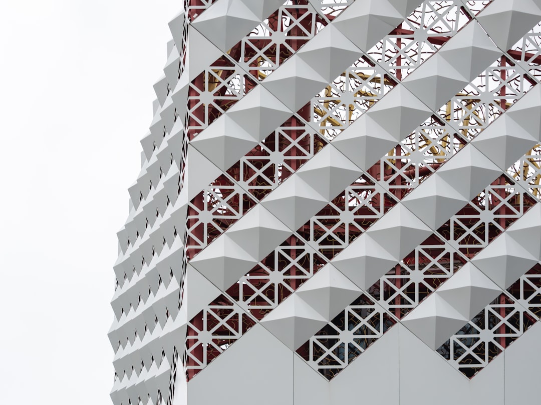 Fachada Moderna De Edificio Com Padroes Geometricos pXyMwjfW 8M