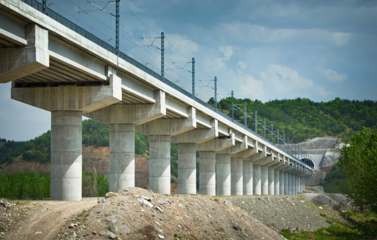 Trilhos Elevados Cruzando Uma Paisagem Rural NUp3tI3Ti1w