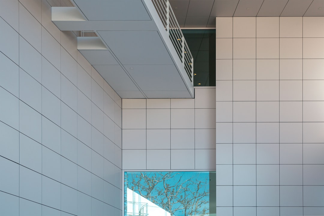Uma Casa De Banho Com Uma Parede De Azulejos Brancos Ao Lado De Uma Janela bJpxismesEM