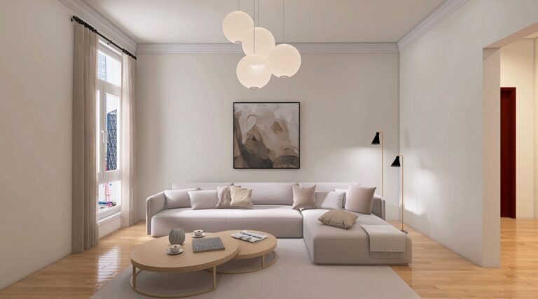 Uma Sala De Estar Com Um Sofa E Uma Mesa g_5UyVBIX_k