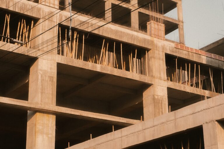 Um Predio Em Construcao Com Muitos Paus De Madeira Saindo Dele 8T1jQXgCYzg