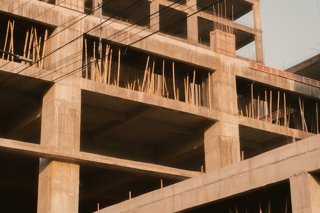 Um Predio Em Construcao Com Muitos Paus De Madeira Saindo Dele 8T1jQXgCYzg