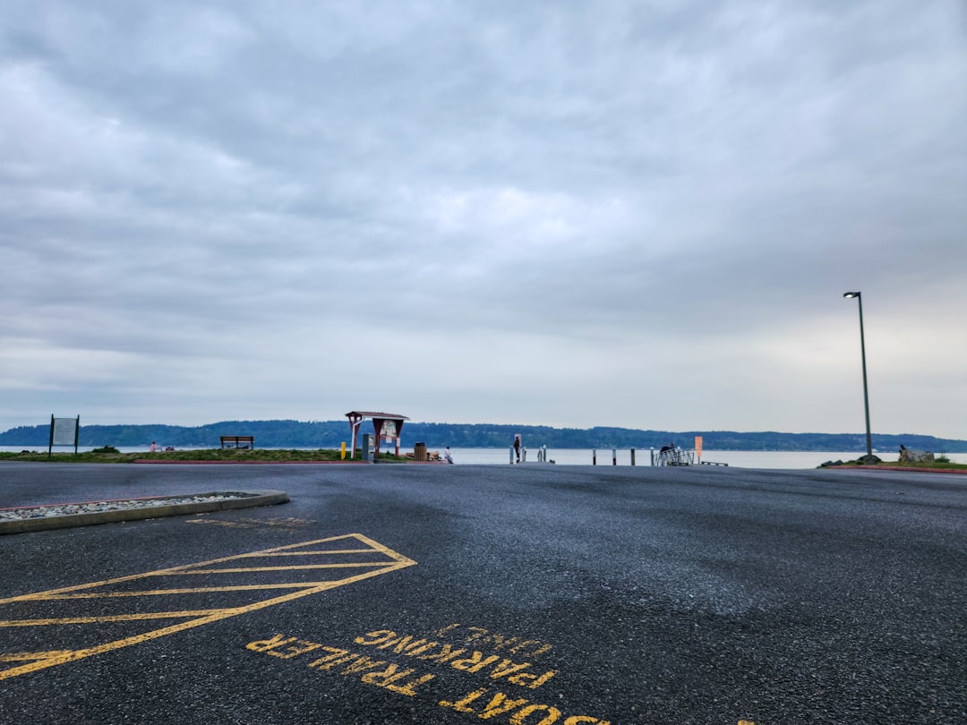 Um Estacionamento Vazio Com Vista Para O Oceano oDoVEuaaKUI