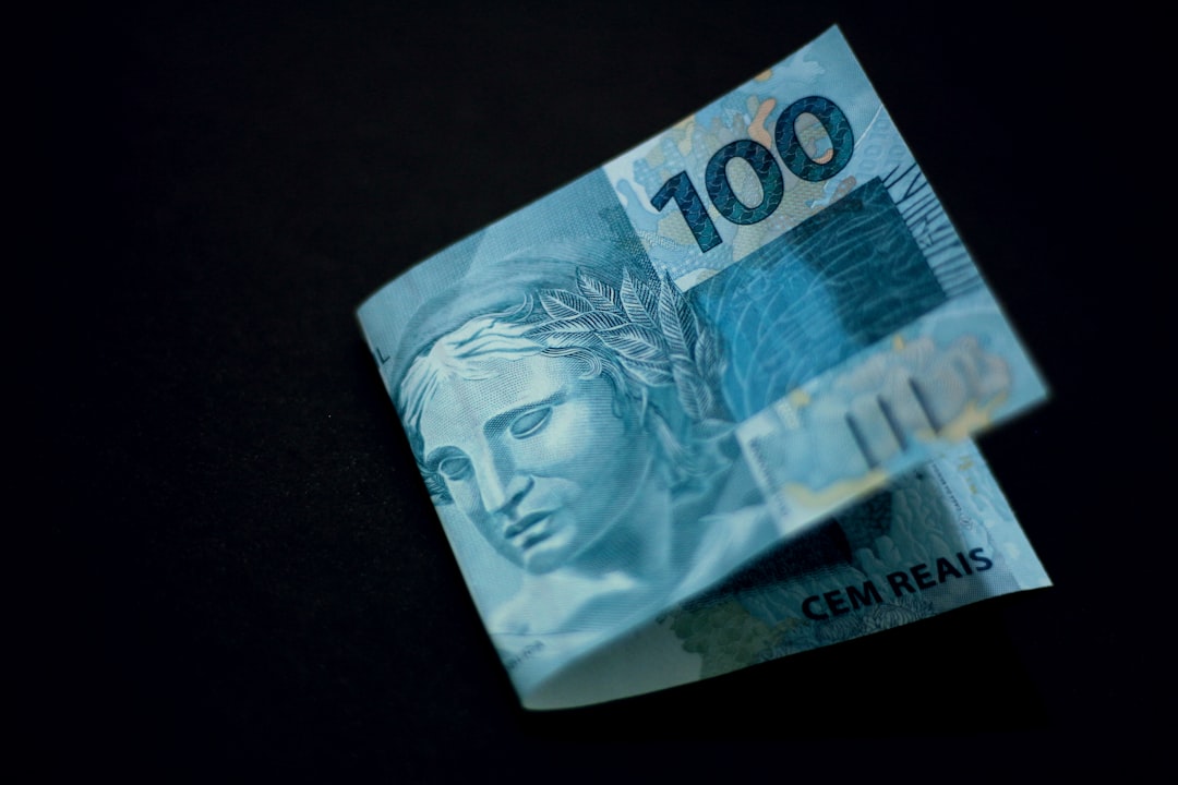 Um Close Acima De Uma Conta De Dinheiro De Papel EnEa7kblfNQ
