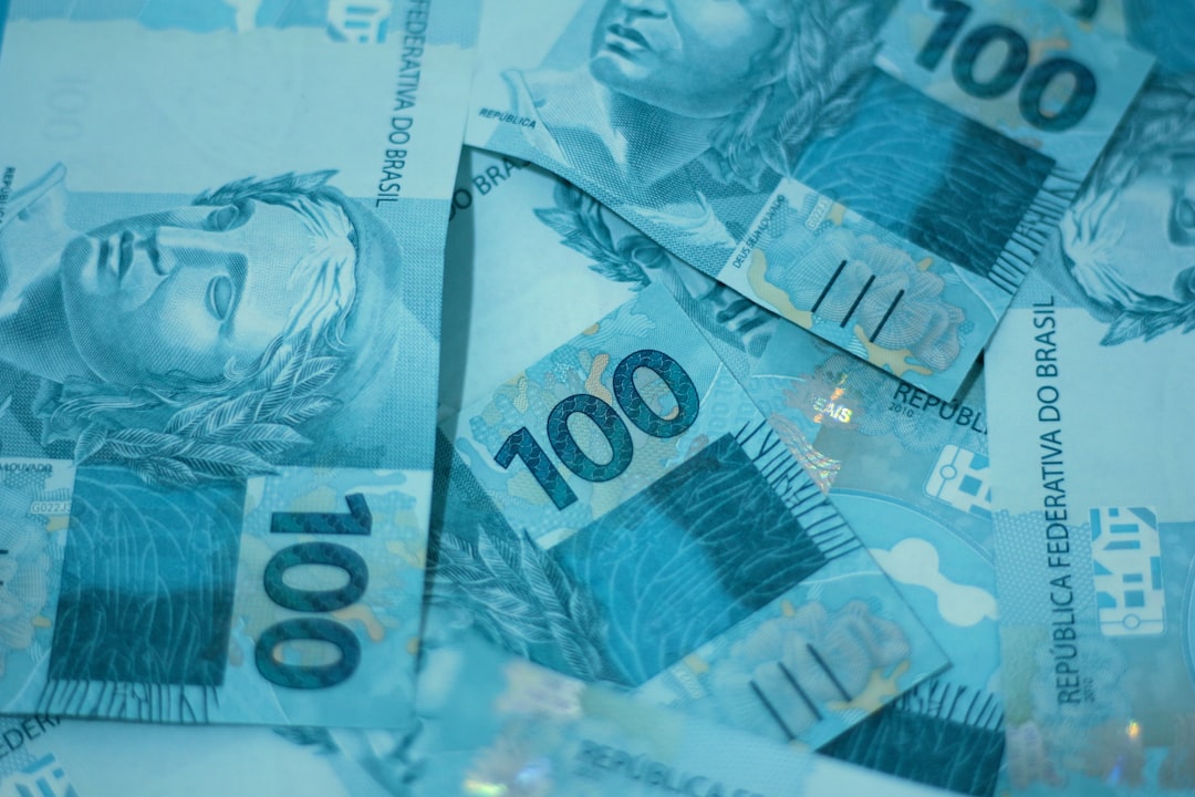 Uma Pilha De Notas De Dez Cem Dolares Sentados Um Em Cima Do Outro 3SR040CKpB0