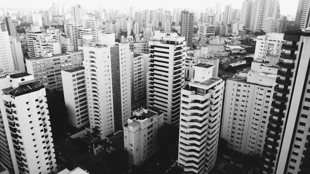 Vista Arial Da Cidade Na Foto Em Tons De Cinza D5BZLHMlntw