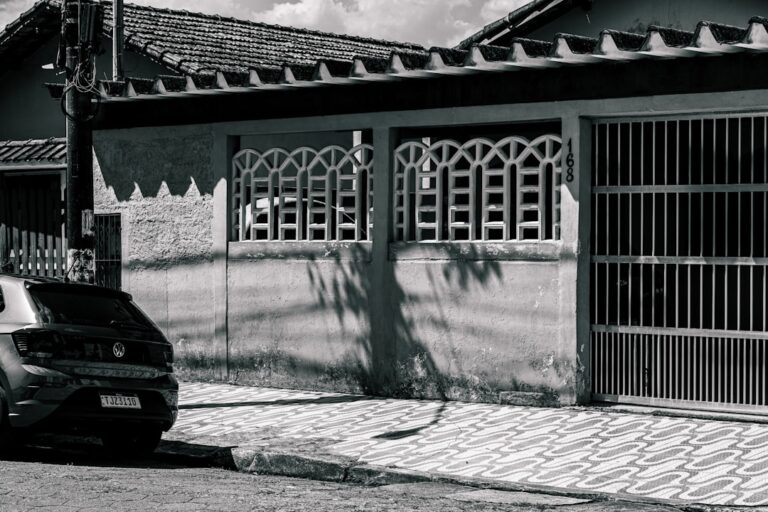 Um Carro Estacionado Em Frente A Entrada De Uma Casa Yq2FPI6z8Kg