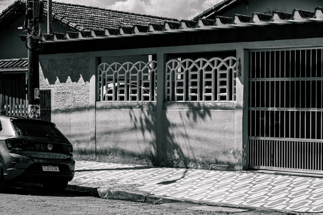 Um Carro Estacionado Em Frente A Entrada De Uma Casa Yq2FPI6z8Kg