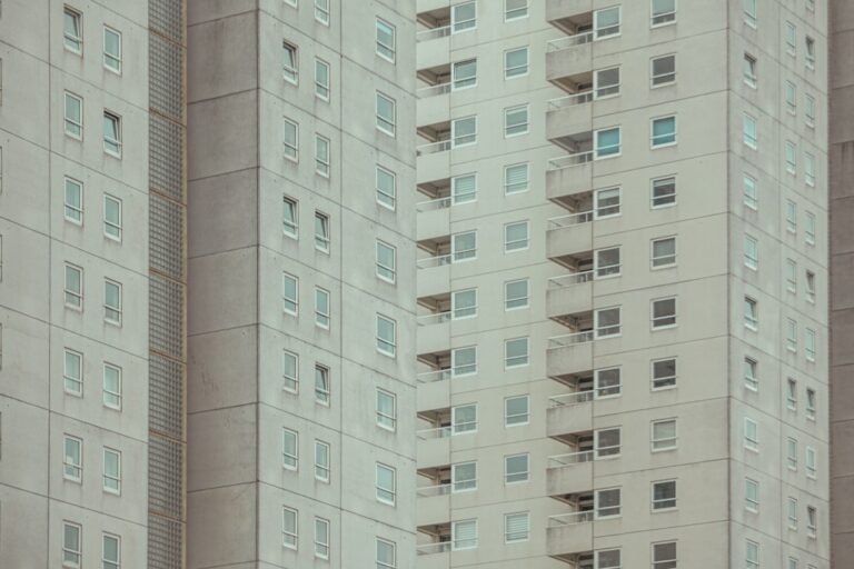 Edificio De Concreto Branco E Cinza N 6tbCFEEVk