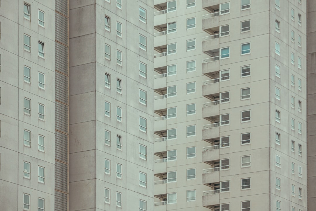 Edificio De Concreto Branco E Cinza N 6tbCFEEVk