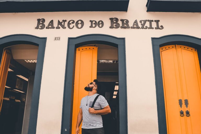 Homem Em Pe Na Frente Da Porta WyCFUFmowDk