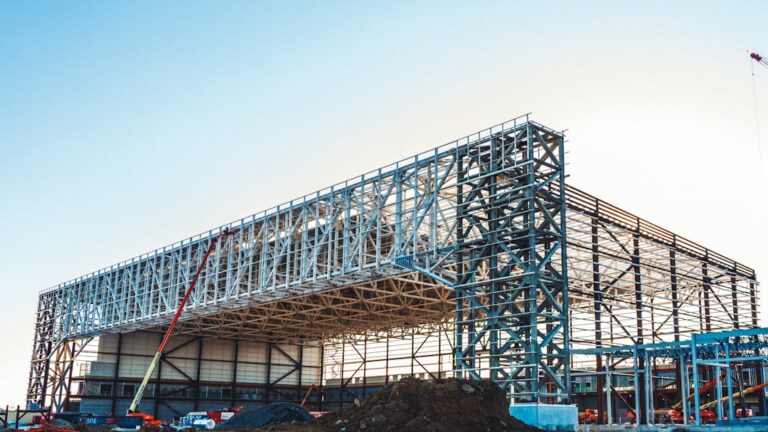 Um Grande Edificio Em Construcao Com Andaimes f11hHLbvQG4