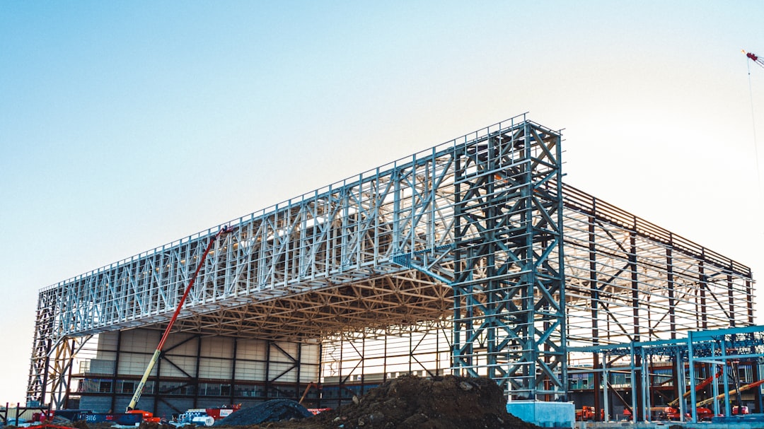 Um Grande Edificio Em Construcao Com Andaimes f11hHLbvQG4