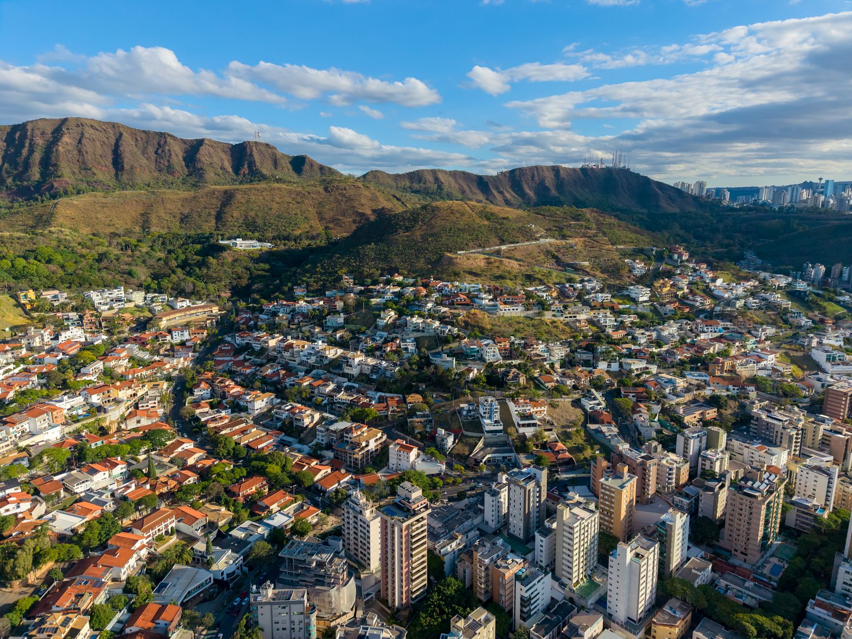 A stunning aerial view of Belo Horizonte, Brasil, showcasing the Serra do Curral mountains and urban skyline.