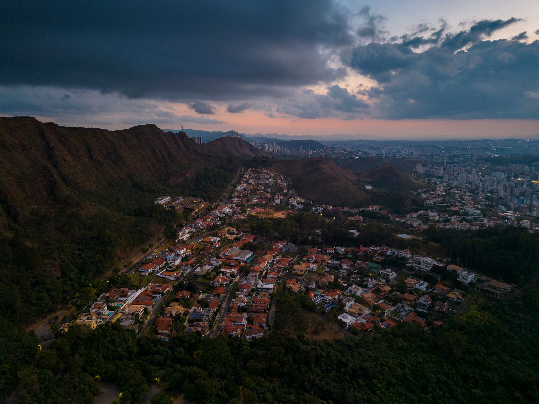 Stunning dusk aerial view of Belo Horizonte, Brazil showcasing mountains and cityscape.