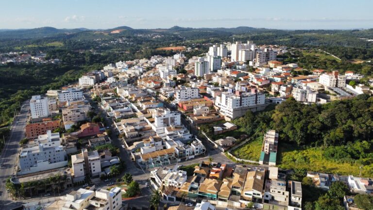 A stunning aerial view of Belo Horizonte's urban landscape with lush greenery.